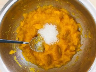6、南瓜糯米饼,加入白糖搅拌融化。