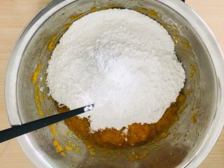 7、南瓜糯米饼,倒入糯米粉。