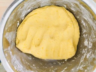 9、南瓜糯米饼,抓成团。