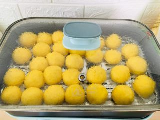 12、南瓜糯米饼,慢慢膨胀变软。