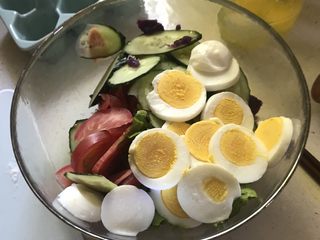1、黑椒鸡肉沙拉,头一天晚上蔬菜类先备好，鸡蛋煮熟放冰箱冷藏，早上再切开装盘。
