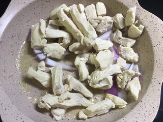 2、黑椒鸡肉沙拉,头一天晚上鸡肉切丁，放盐煮熟，冷藏备用。锅里依次放黄油，少许洋葱，鸡肉。