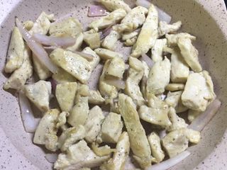 3、黑椒鸡肉沙拉,炒至鸡肉表皮金黄，放黑胡椒。