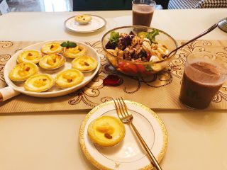 4、黑椒鸡肉沙拉,煎香的鸡肉适当冷却后放入盘中。