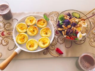 5、黑椒鸡肉沙拉,倒入沙拉酱。