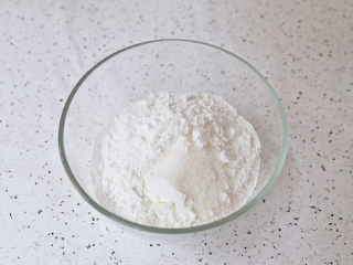 2、糯米凉糕,将糯米粉、玉米淀粉、白糖放入容器中