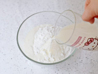 3、糯米凉糕,加入牛奶