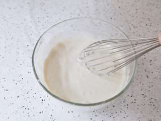 4、糯米凉糕,搅拌至无干粉顺滑状态