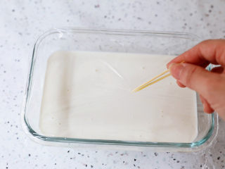 9、糯米凉糕,表面用牙签扎几个小孔