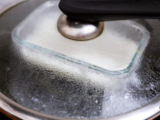 10、糯米凉糕,放入烧开水的蒸锅中，大火蒸20分钟