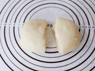 11、糯米凉糕,将糯米面团分成相同大小的两份