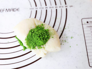 12、糯米凉糕,取一份加入抹茶粉，揉均匀