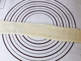 14、糯米凉糕,硅胶垫上撒上干粉，将糯米面团擀成长条