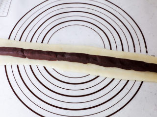 15、糯米凉糕,中间铺上豆沙馅