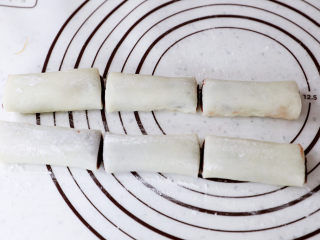 16、糯米凉糕,再切成段即可