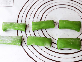 17、糯米凉糕,抹茶糯米面团也同样操作，然后放入冰箱冷藏半小时后再食用，口感更加美味