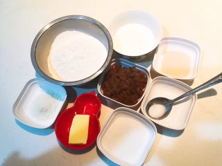 1、超软的葡萄干小餐包,准备好所有食材