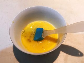 2、超软的葡萄干小餐包,鸡蛋液