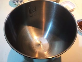 3、超软的葡萄干小餐包,在盆地加入精盐