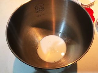 4、超软的葡萄干小餐包,加入牛奶