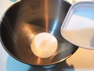 5、超软的葡萄干小餐包,加入砂糖