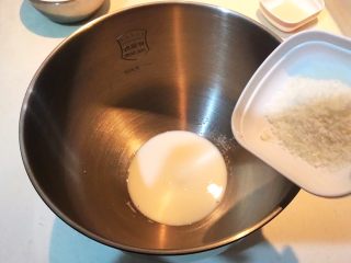 6、超软的葡萄干小餐包,加入椰蓉