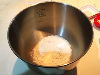 7、超软的葡萄干小餐包,加入高筋粉