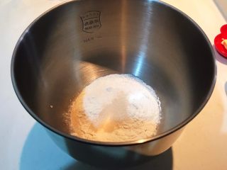 8、超软的葡萄干小餐包,加入酵母