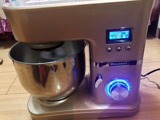 9、超软的葡萄干小餐包,用厨师机开始和面，用2档低速和面7分钟