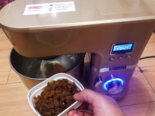 10、超软的葡萄干小餐包,加入黄油和葡萄干，用2档继续揉面7分钟