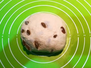 11、超软的葡萄干小餐包,面团揉好了