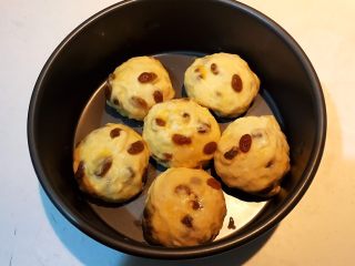 17、超软的葡萄干小餐包,刷好蛋液的面包坯