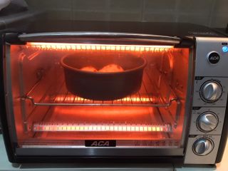 18、超软的葡萄干小餐包,把模具放入预热好的烤箱里，上下火170W，烤30分钟