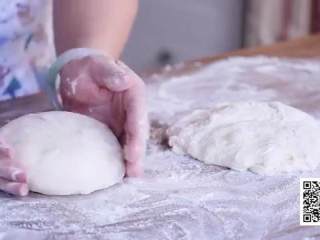 8、春日田园披萨,把面团轻轻的往中间窝成一团，然后反过来
