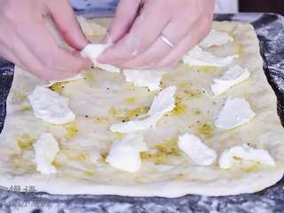 10、春日田园披萨,把准备好的酱料均匀的刷在饼上，芝士均匀的铺在上面