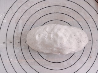 4、芋泥波波茶,取200g芋泥，加100g木薯粉，25g糖分，80g清水，揉均匀，成一个面团状态。