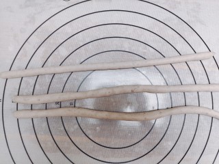 5、芋泥波波茶,然后把芋泥团，搓成一个圆柱状的长条