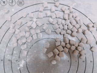 6、芋泥波波茶,把长条切成大概1厘米的段，然后撒一些干的木薯粉，冰箱冷冻备用