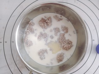 7、芋泥波波茶,剩余的200g芋泥，牛奶200g,炼乳20g,放到奶锅里加热