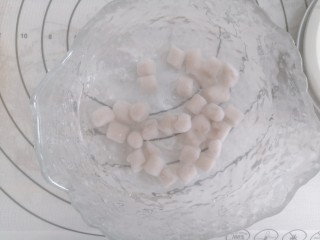 10、芋泥波波茶,煮芋圆，要先把水烧开，放入芋圆，煮5分钟，然后捞出，放冷水浸泡，我做的是两杯波波茶的量，大概煮20个左右的芋圆就可以