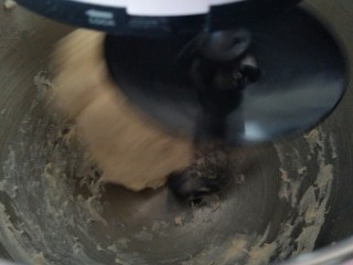 2、爆浆抹茶冰心面包,【中种】275g高粉＋206g水＋2.5g酵母