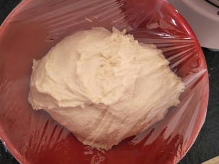 3、爆浆抹茶冰心面包,【中种】揉成团就可以了,室内发酵2小时