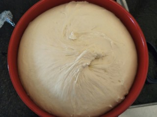 4、爆浆抹茶冰心面包,中种发酵好啦，这样制作的面包比直接法要柔软！用直接法就省略这步把材料全部加在一起就可以啦