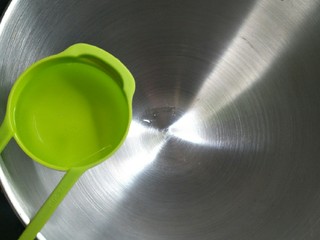 5、爆浆抹茶冰心面包,在盆中加入70ml清水，夏天替换成等量冰水