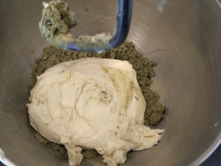 7、爆浆抹茶冰心面包,加入发酵好的中种