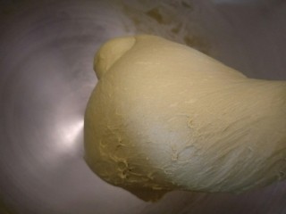 11、爆浆抹茶冰心面包,继续揉至，柔软的面团大概面团光滑就可以了。