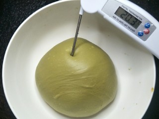 13、爆浆抹茶冰心面包,面团温度不要超过30°不然面包烤出来会变酸。