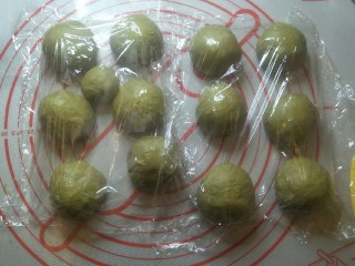 15、爆浆抹茶冰心面包,分成60克一个的小面团。整圆后，室内松弛15分钟。