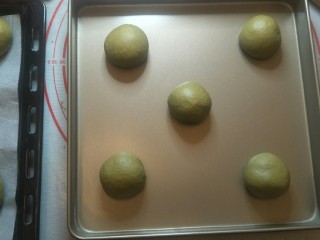 18、爆浆抹茶冰心面包,放在烤盘上。一般烤盘上放一张油纸