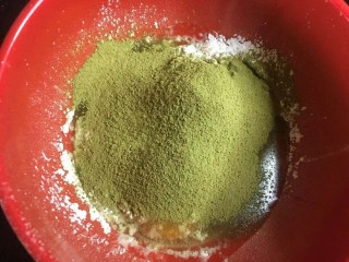 20、爆浆抹茶冰心面包,制作抹茶卡仕达酱，两个全蛋（也可以用四个蛋黄）➕ 35克玉米淀粉➕10g抹茶粉